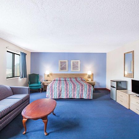Hotel Super 8 By Wyndham Hot Springs Exterior foto